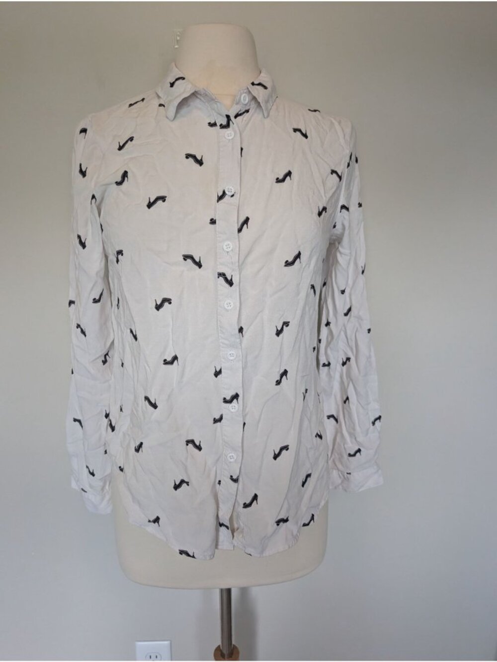 White Long Sleeve Button-Up Shirt Black High Heel Per Se Womens Medium